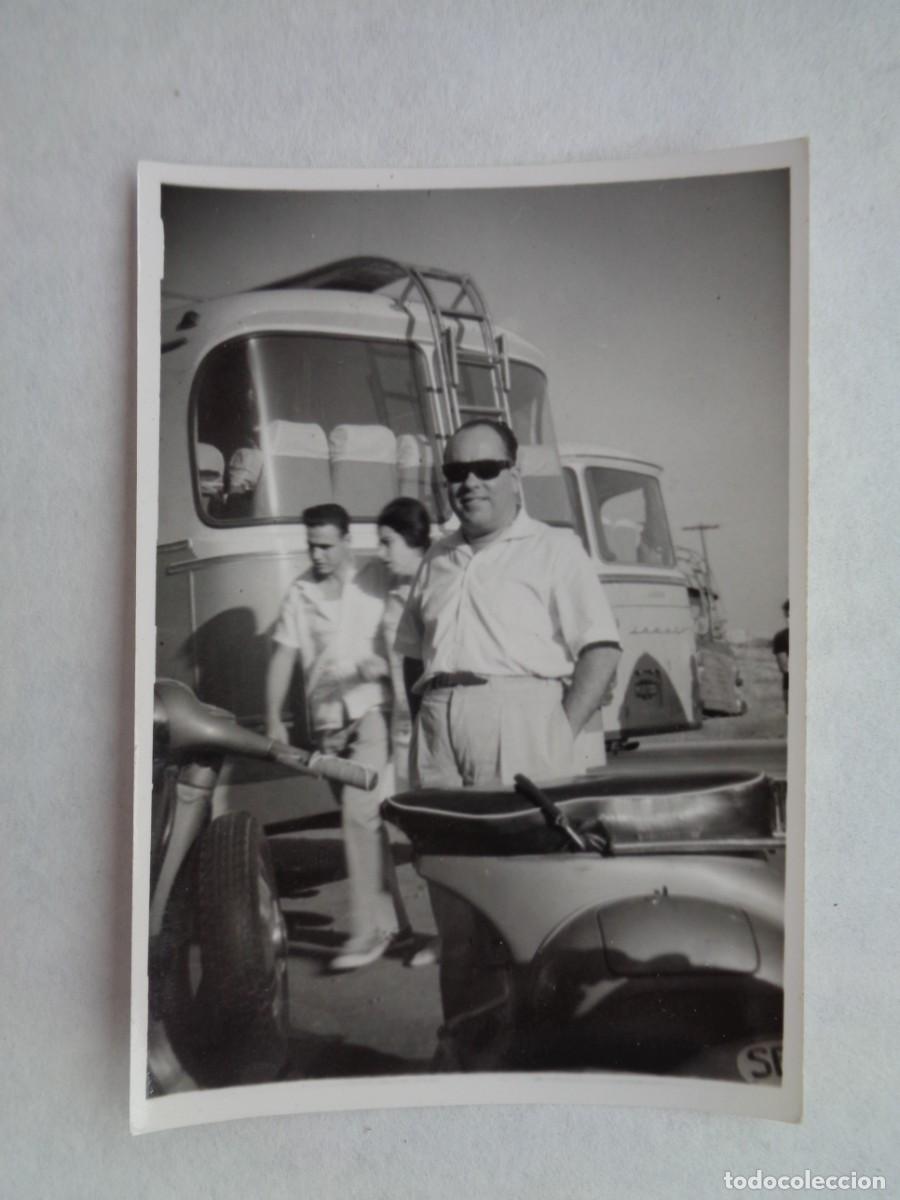 Fotograf&iacute;a antigua: FOTO DE GENTE , MOTO VESPA, AUTOBUSES , ETC