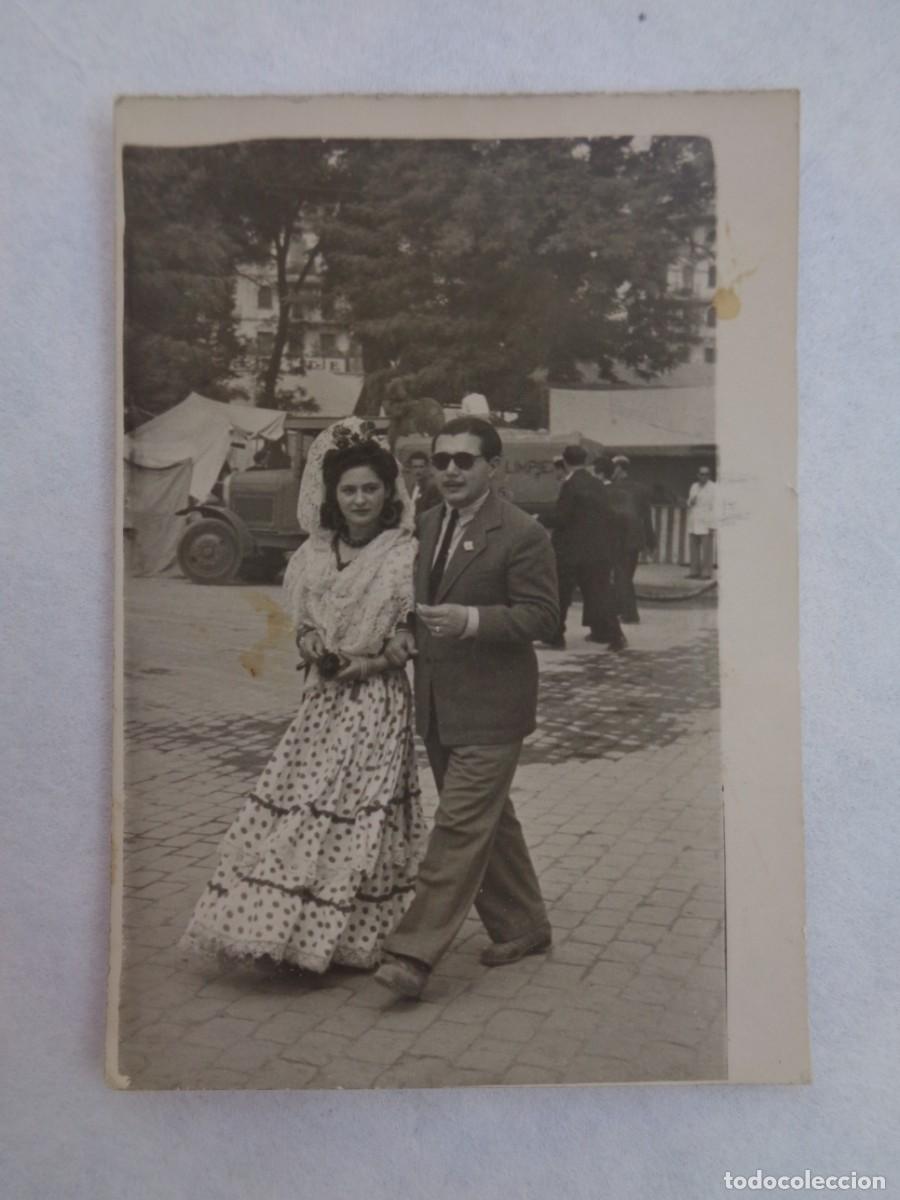 Fotografia antica: MINUTERO DE FOTOGRAFO DE FERIA : PAREJA , CHICA VESTIDA DE FLAMENCA, DETRAS CAMION DE LIMPIEZA