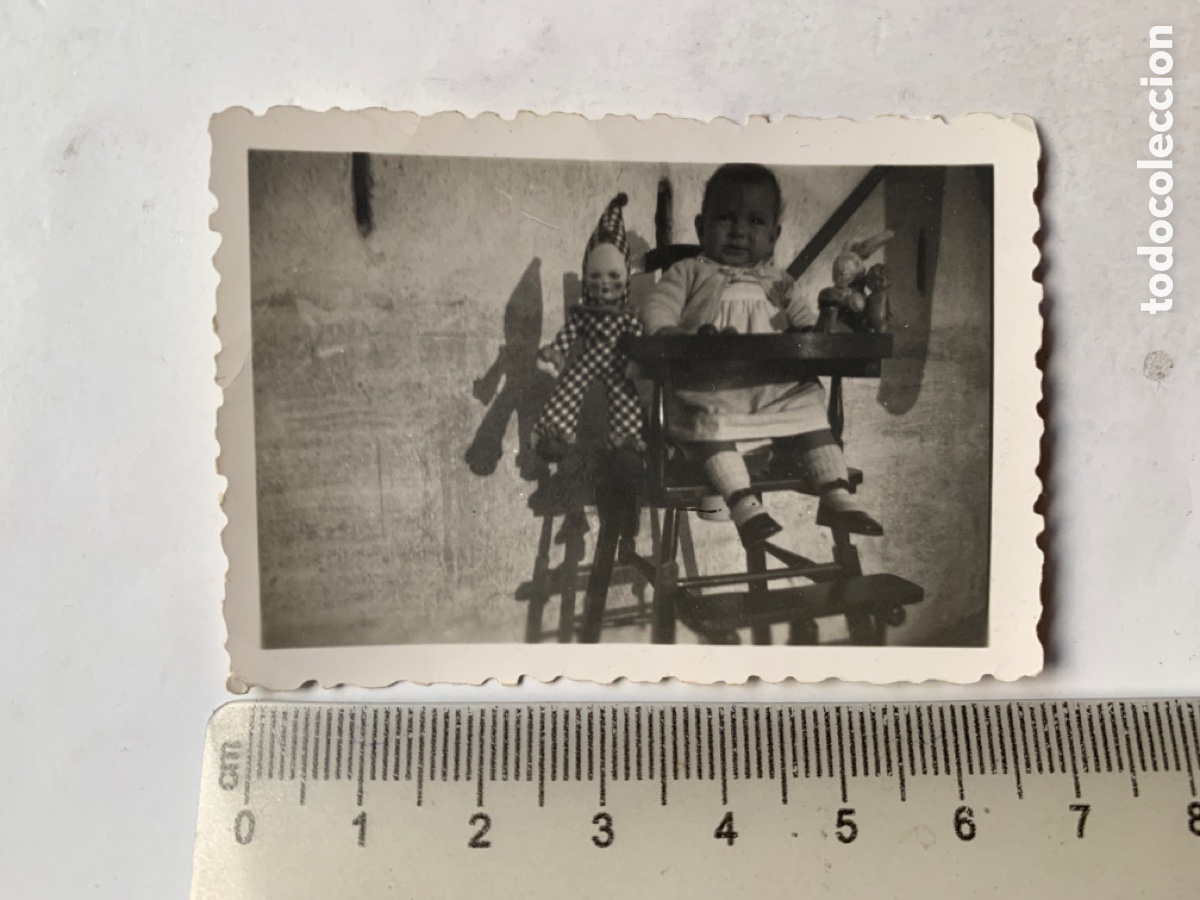 Fotograf&iacute;a antigua: FOTO. NI&Ntilde;A EN SU TRONA Y CON EL MU&Ntilde;ECO DE TRAPO. FOT&Oacute;GRAFO?. FECHA, 6 ENERO 1943.