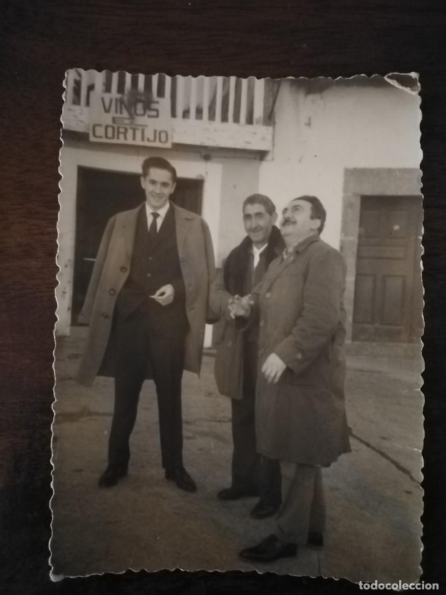 Fotografia antica: Fotografia amigos frente a Vinos El Cortijo.