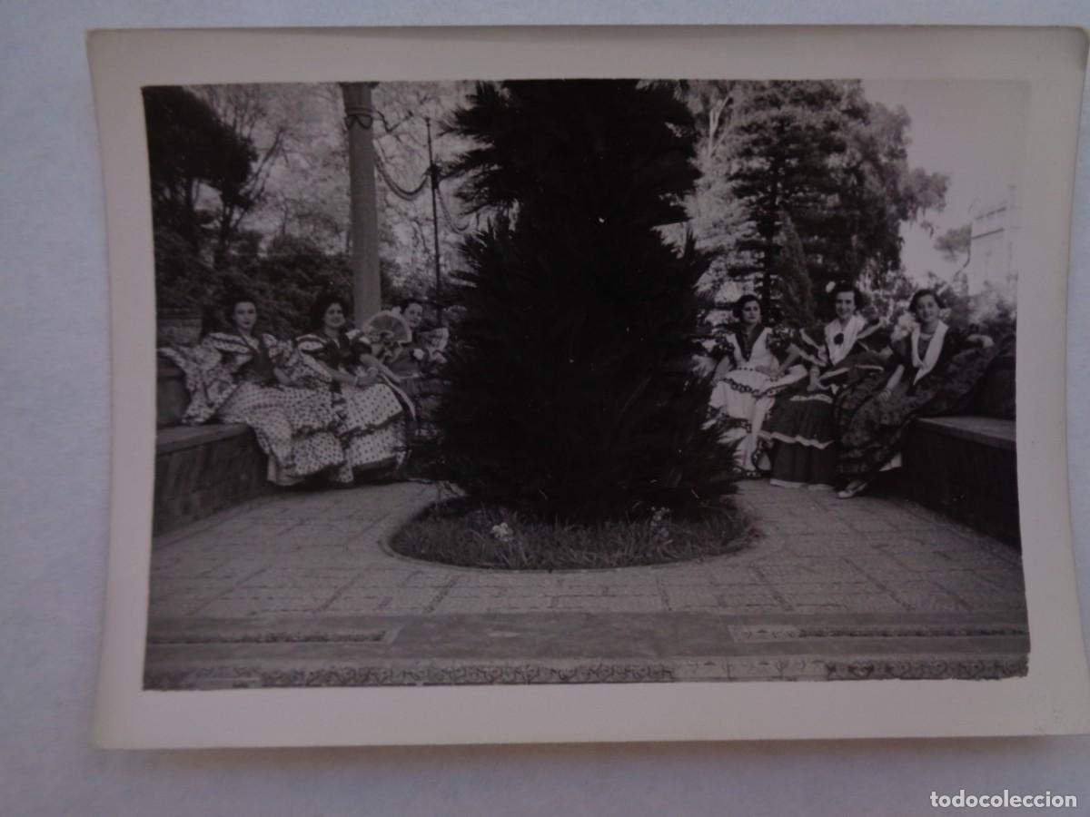 Fotografia antiga: MINUTERO DE FOTOGRAFO DE FERIA : CHICAS VESTIDAS DE FLAMENCA . DE ENRIQUE VERA, SEVILLA