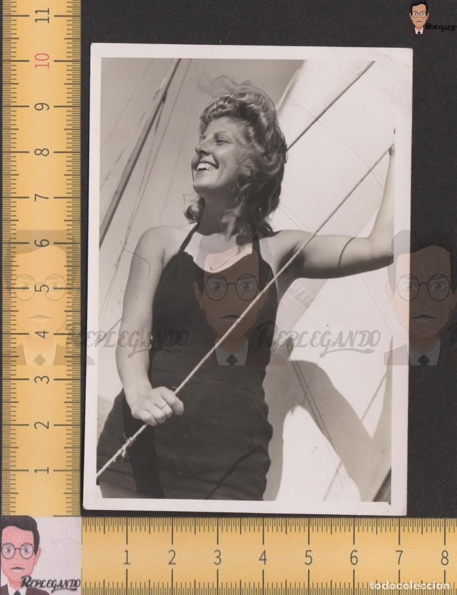 Fotografia antica: GUAPA CHICA JOVEN SONRIENDO EN BA&Ntilde;ADOR NEGRO - BARCO VELA - FOTO ANTIGUA A&Ntilde;O 1944 - ESPA&Ntilde;A MUJER