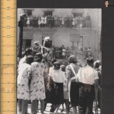Fotografía antigua: BERGA FESTA DE LA PATUM BALL DE GEGANTS - FOTO ANTIGUA AÑOS 50/60 - FIESTA TÍPICA CAPGROS CATALUNYA