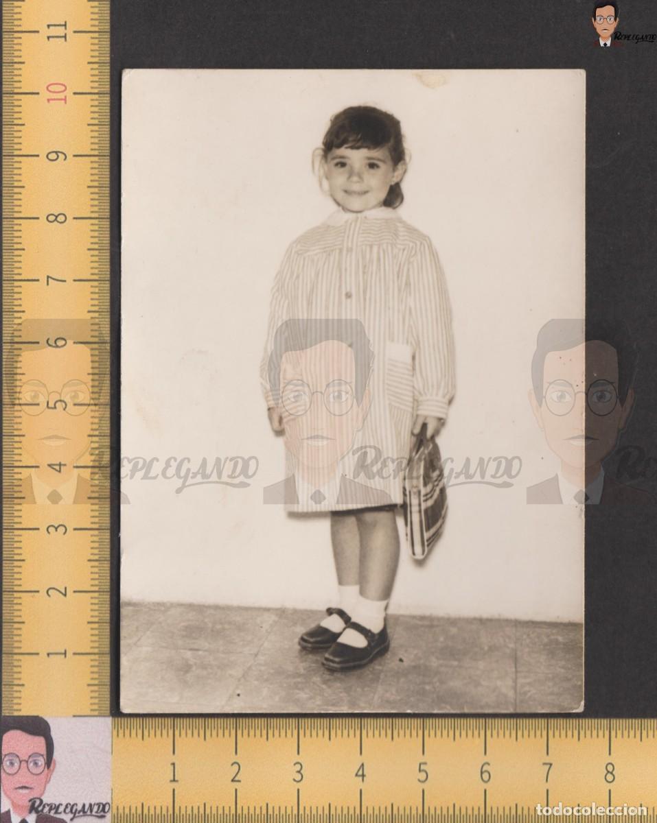 Fotografia antica: SIMP&Aacute;TICA NI&Ntilde;A BATA ESCUELA COLEGIO CARTERA - FOTO ANTIGUA BLANCO NEGRO A&Ntilde;OS 50/60 - ESPA&Ntilde;A INFANCIA