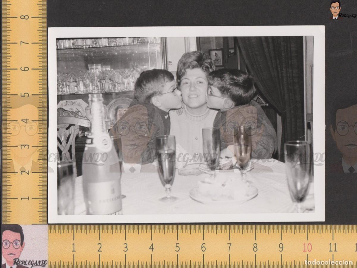 Photographie ancienne: MUJER Y NI&Ntilde;OS GEMELOS - CAVA MADRE MAM&Aacute; BESO HIJOS CHAMP&Aacute;N - FOTO ANTIGUA A&Ntilde;OS 50/60 FIESTA ESPA&Ntilde;A