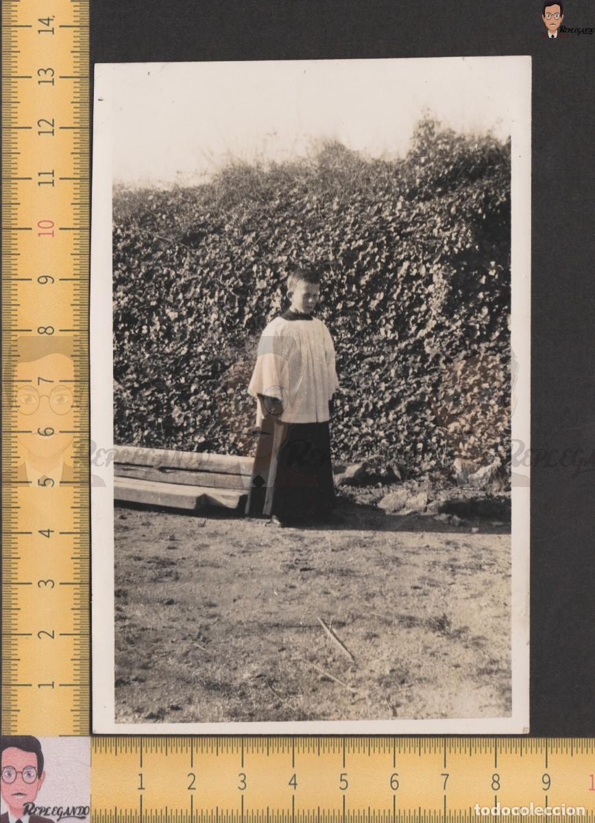 Antique Photography: NI&Ntilde;O VESTIDO DE MONAGUILLO EN EL CAMPO / FOTO ANTIGUA BLANCO Y NEGRO A&Ntilde;O 1954 / ESPA&Ntilde;A