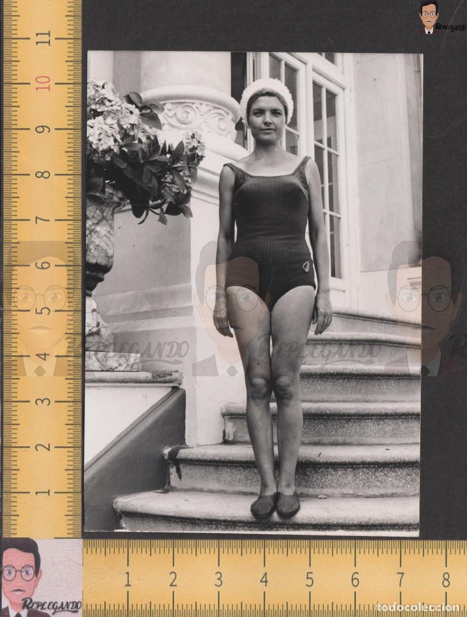Photographie ancienne: GUAPA CHICA JOVEN BA&Ntilde;ADOR POSA JUNTO A MACET&Oacute;N FLORES ESCALERA - FOTO ANTIGUA A&Ntilde;OS 60 - MUJER RUBIA