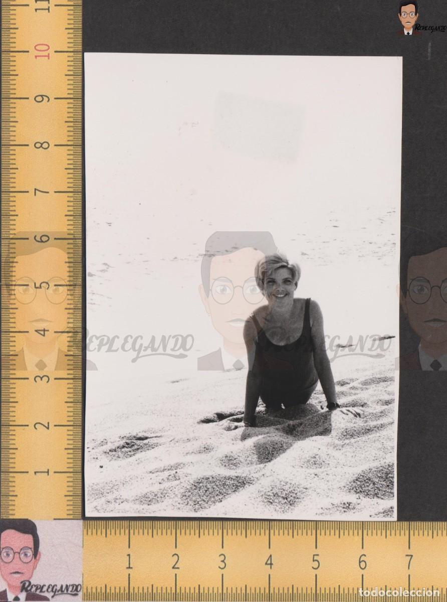 Fotografia antiga: GUAPA CHICA JOVEN BA&Ntilde;ADOR POSA PLAYA JUNTO AL MAR - FOTO ANTIGUA A&Ntilde;OS 60 - MUJER RUBIA SONRISA