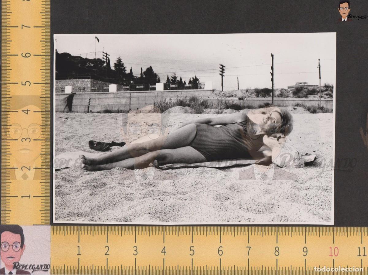 Photographie ancienne: CHICA JOVEN RUBIA BA&Ntilde;ADOR POSA EN LA PLAYA - FOTO ANTIGUA A&Ntilde;OS 50/60 - MUJER GUAPA RUBIA SONRISA