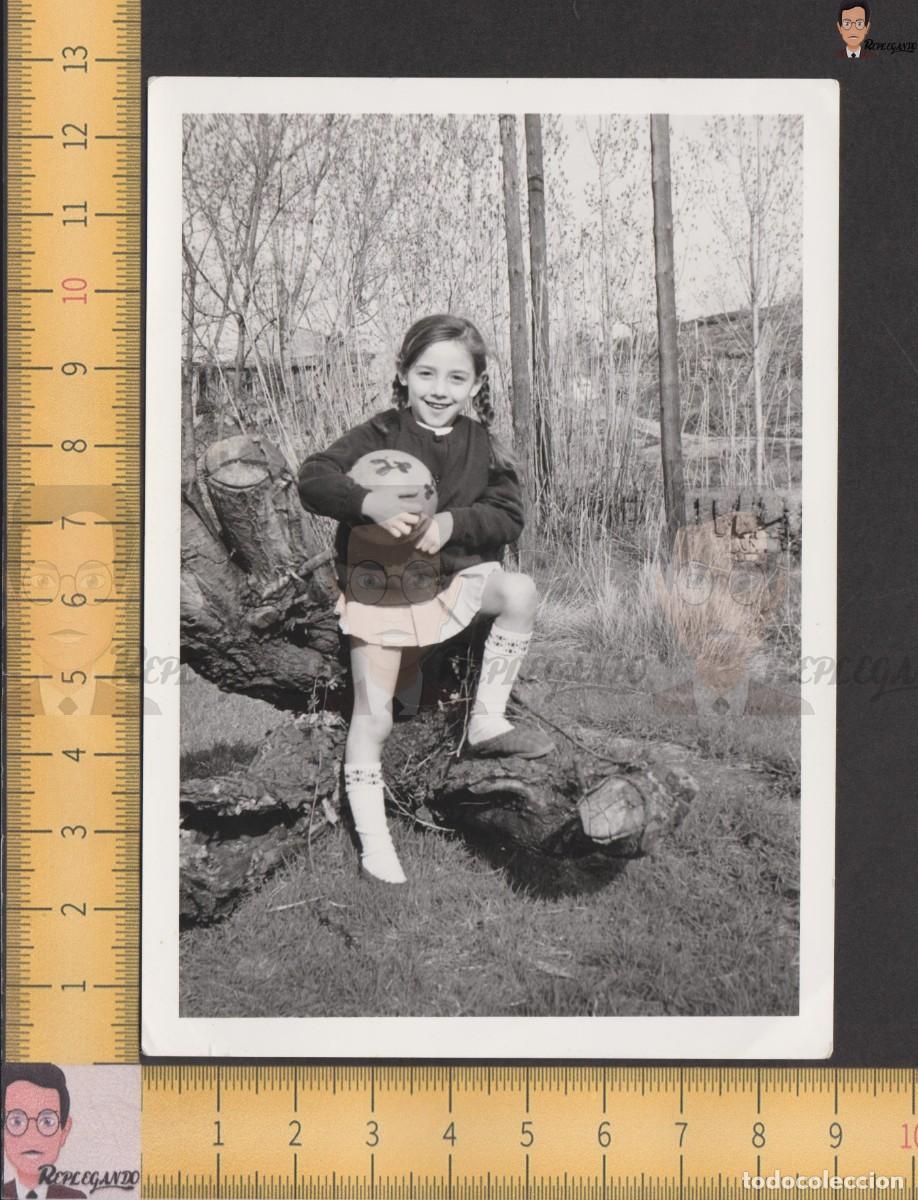 Alte Fotografie: NI&Ntilde;A COLETAS FELIZ CON SU PELOTA / FOTO ANTIGUA EN BLANCO Y NEGRO A&Ntilde;OS 60 ESPA&Ntilde;A - CAMPO RIENDO