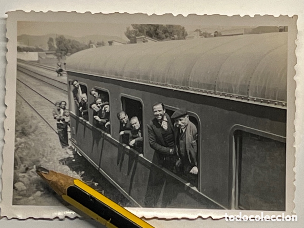 Fotograf&iacute;a antigua: FERROCARRIL&hellip; Nos espera Alemania.. un mundo de oportunidades. Emigrantes espa&ntilde;oles (h.1950?)