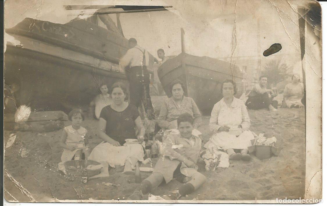Antique Photography: FOTOGRAFIA *MERIENDA FAMILIAR EN LA PLAYA AL LADO DE LAS BARCAS* - 14X9 CM