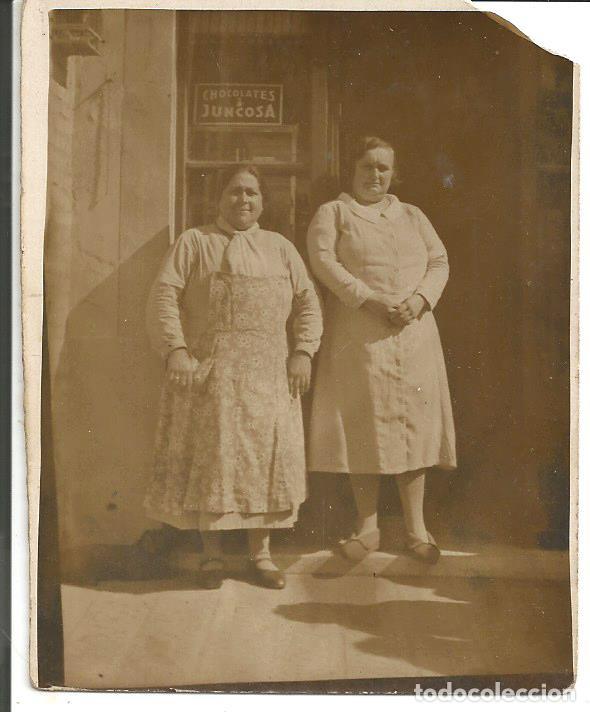 Antique Photography: FOTOGRAFIA ANTIGUA *SE&Ntilde;ORAS DELANTE TIENDA CON LETRERO CHOCOLATES JUNCOSA* - 9X7 CM