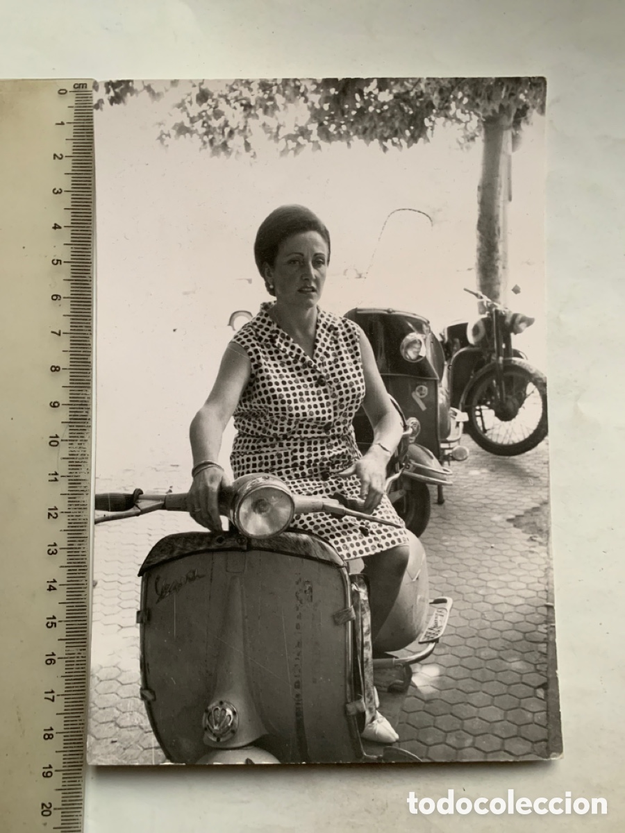 Fotograf&iacute;a antigua: FOTO. JOVEN SE&Ntilde;ORA QUIERE ATREVERSE CON LA VESPA. FOT&Oacute;GRAFO?.