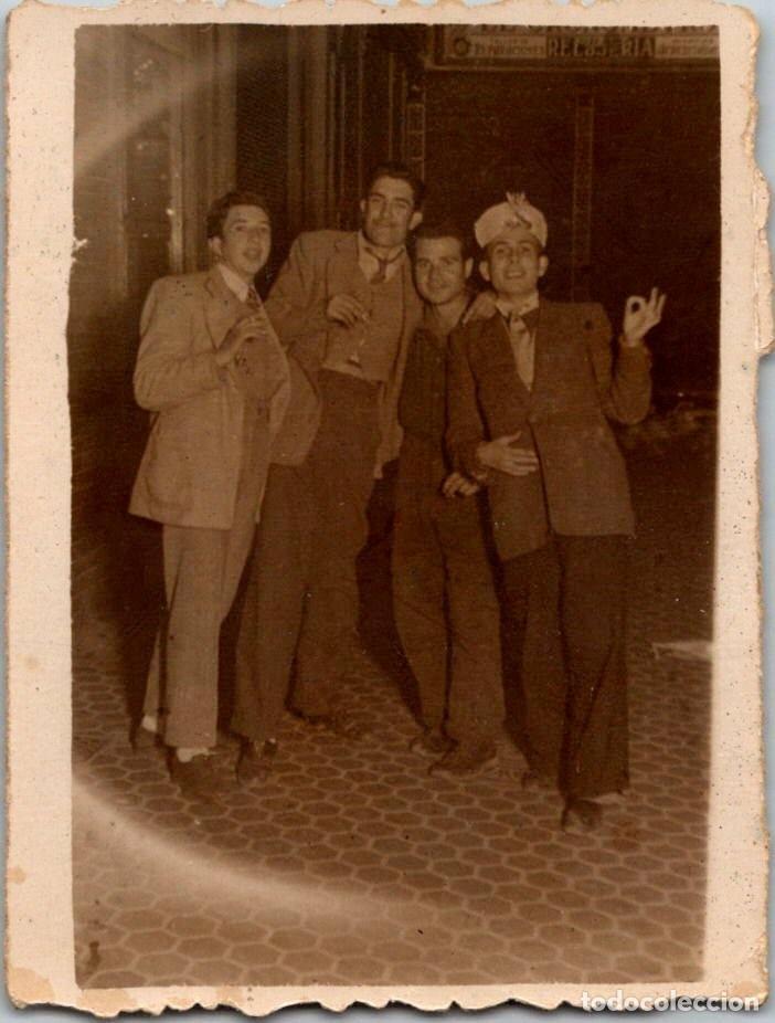 Fotografia antiga: Sevilla-Calle Sierpes- 24 de Diciembre de 1950-Con los amigos-Foto Mi&ntilde;o-Peque&ntilde;a Fotograf&iacute;a - 79x58mm