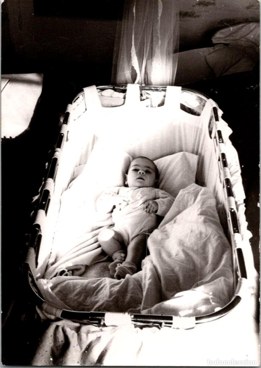 Fotograf&iacute;a antigua: Beb&eacute; en la cuna - 2 de Febrero de 1964 - Fotograf&iacute;a - 105x75mm