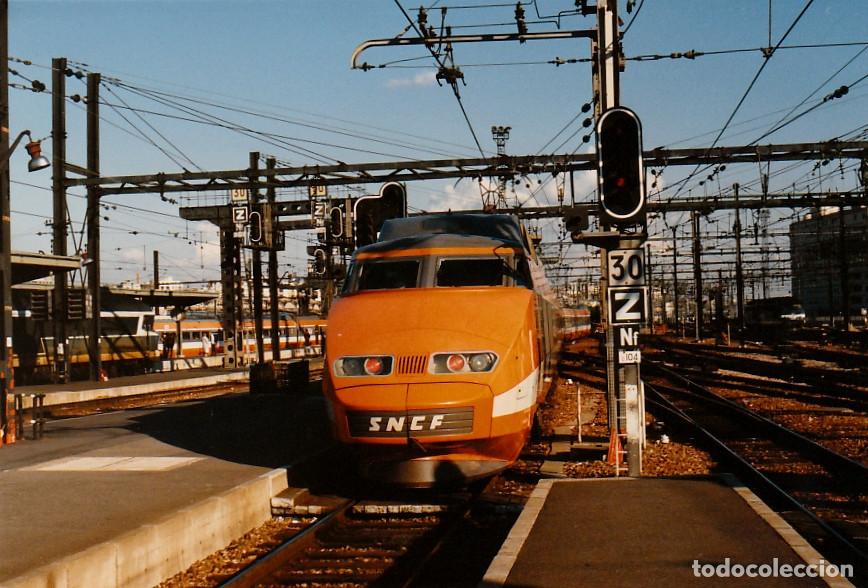 Fotograf&iacute;a antigua: Dos fotos. Ferrocarril. Tren en estaci&oacute;n de Par&iacute;s. SNCF. A&ntilde;os 80 az