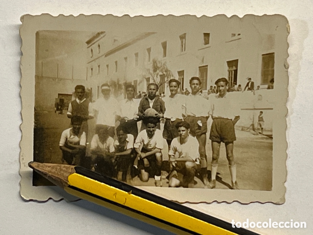 Fotografia antiga: ALMER&Iacute;A. Fotograf&iacute;a Equipo de F&uacute;tbol de 5o. B. del Colegio de la Salle. Marzo de 1945