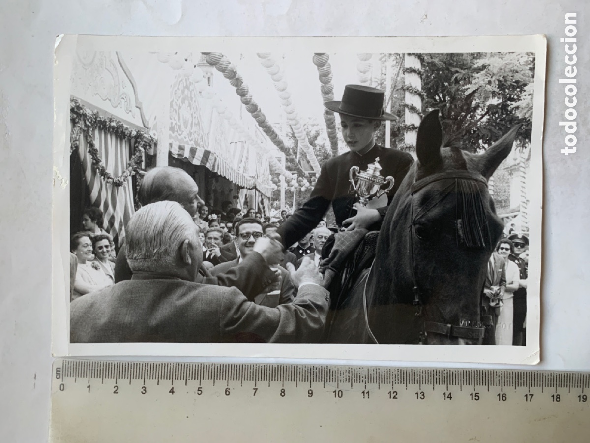 Antique Photography: FOTO. JOVEN JINETE RECIBE FELICITACI&Oacute;NES EN EL REAL DE LA FERIA DE SEVILLA. VILCHES, FOT&Oacute;GRAFO. SEVI