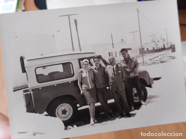 Fotograf&iacute;a antigua: ANTIGUA FOTOGRAFIA DE FAMILIA JUNTO A LAND ROVER SANTANA A&Ntilde;OS 60