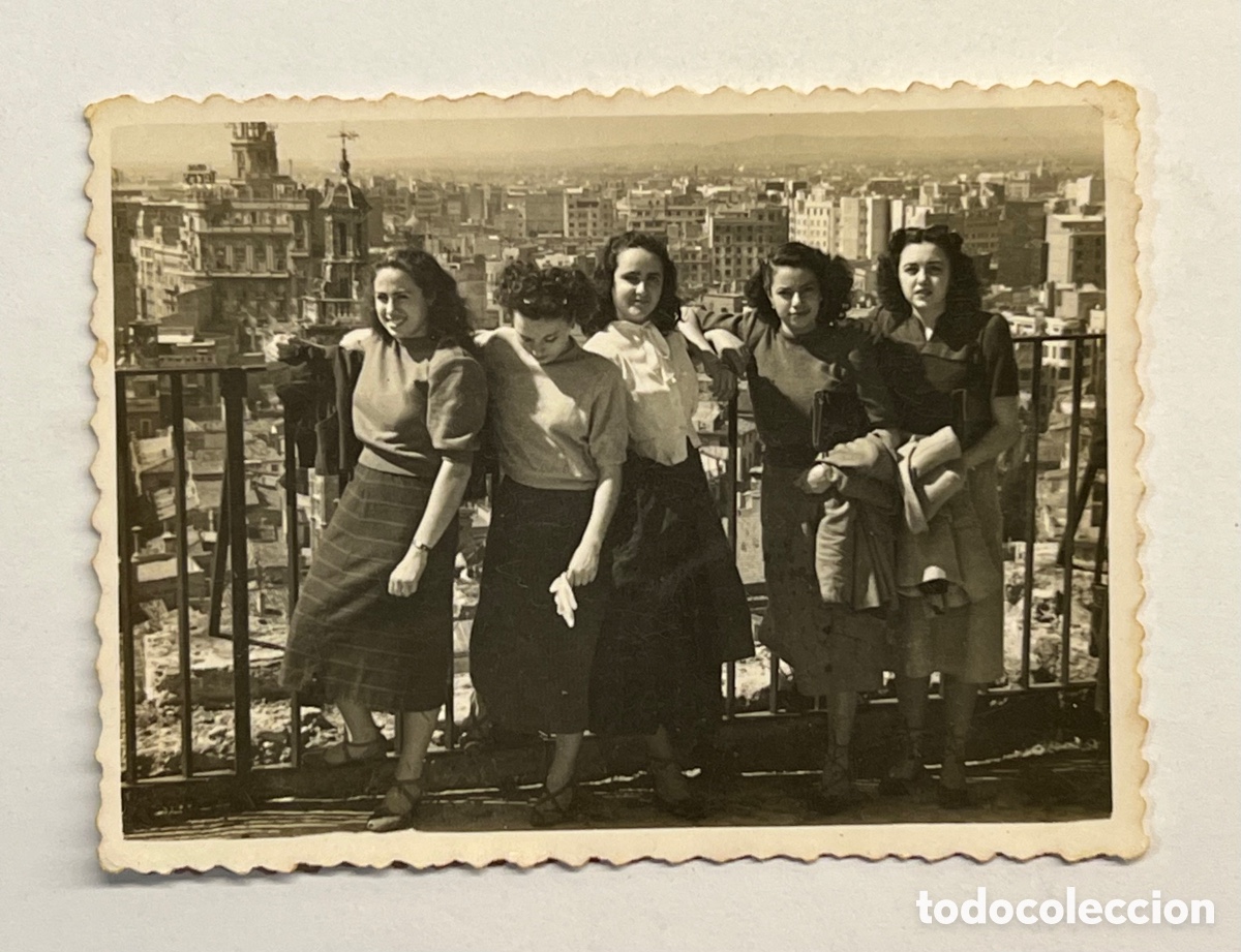 Fotografia antiga: VALENCIA. Fotograf&iacute;a antigua. Grupo de j&oacute;venes desde lo alto del Miguelete (a.1949)