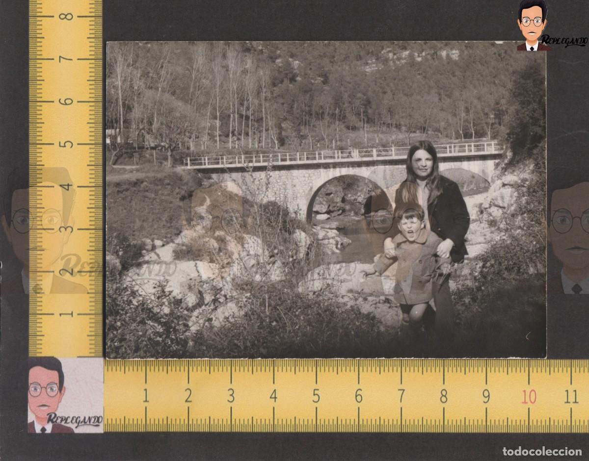Fotografia antiga: NI&Ntilde;A Y NI&Ntilde;O EN PUENTE SANT FELIU / FOTO ANTIGUA BLANCO Y NEGRO A&Ntilde;O 1969 / CATALUNYA RIO