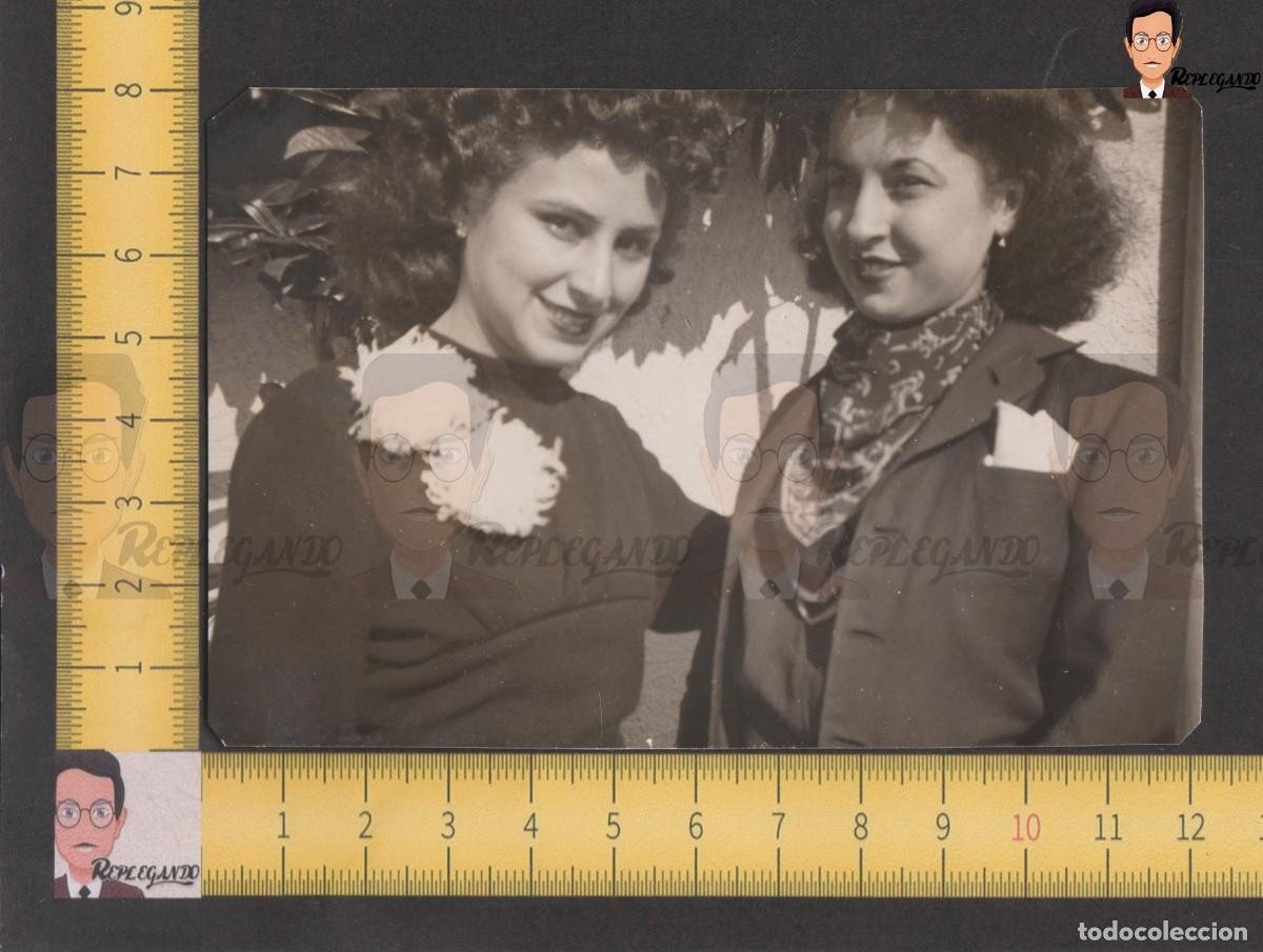 Alte Fotografie: GUAPAS CHICAS JOVENES SONRIENDO - BROCHE FLORES PA&Ntilde;UELO - FOTO ANTIGUA A&Ntilde;OS 40/50 - ESPA&Ntilde;A MUJERES