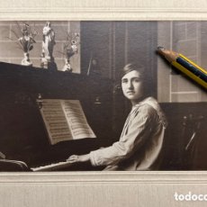 Fotografía antigua: BARCELONA. FOTOGRAFÍA LA JOVEN PIANISTA ANITA SELLES… BARCELONA (H.1910?) MEDÍDAS: 24 X 18 CM