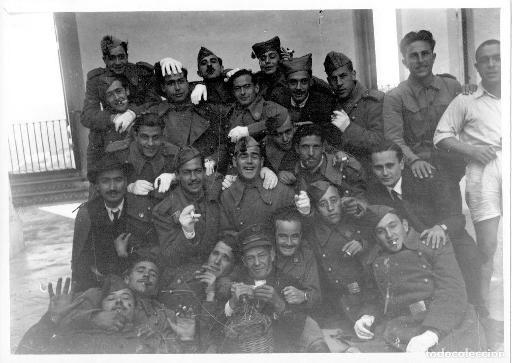 Grupo De Soldados Con Traje Militar Histórico Foto de archivo