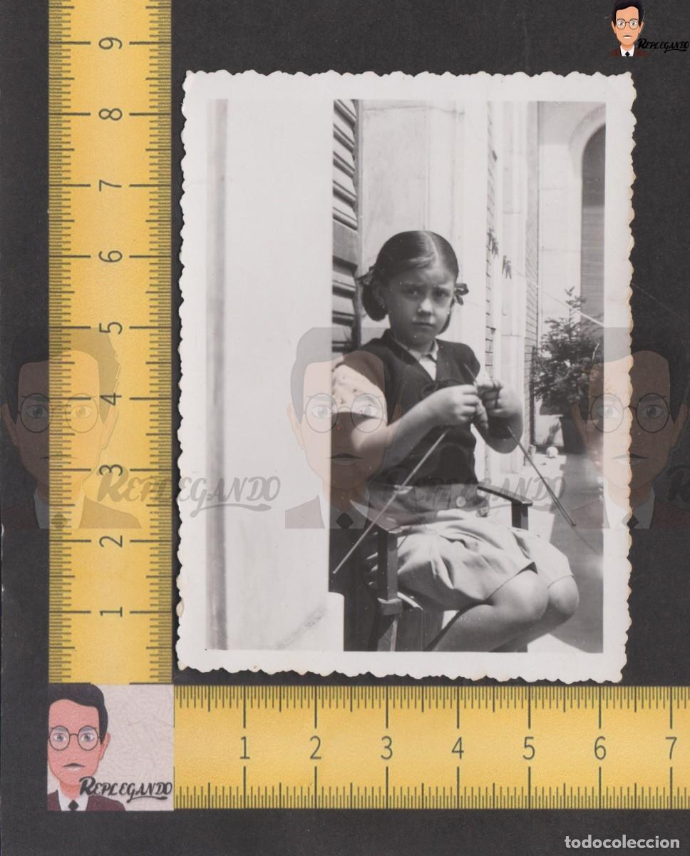 Photographie ancienne: SIMP&Aacute;TICA NI&Ntilde;A LAZO HACIENDO PUNTO TEJIENDO EN SILLA - FOTO ANTIGUA BLANCO Y NEGRO A&Ntilde;OS 40