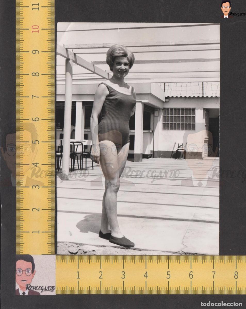Antique Photography: GUAPA CHICA JOVEN RUBIA BA&Ntilde;ADOR POSA JUNTO A BAR PISCINA - FOTO ANTIGUA A&Ntilde;OS 50/60 - MUJER ESPA&Ntilde;A