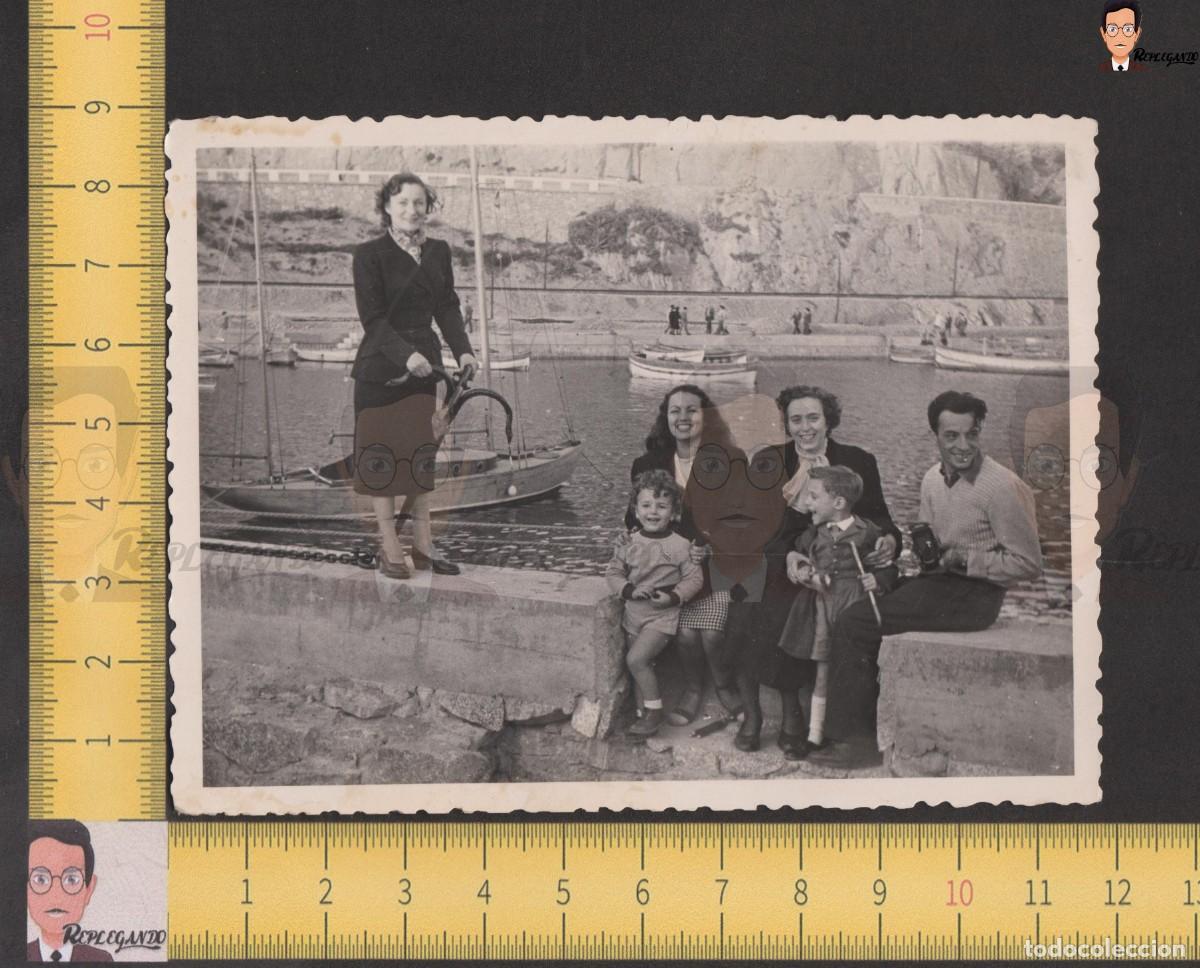 Fotografia antica: FAMILIA JUNTO AL MAR - MUJER ANCLA BARCO VELA PESCA - FOTO ANTIGUA A&Ntilde;O 1950 - ESPA&Ntilde;A COSTA NI&Ntilde;O RISA