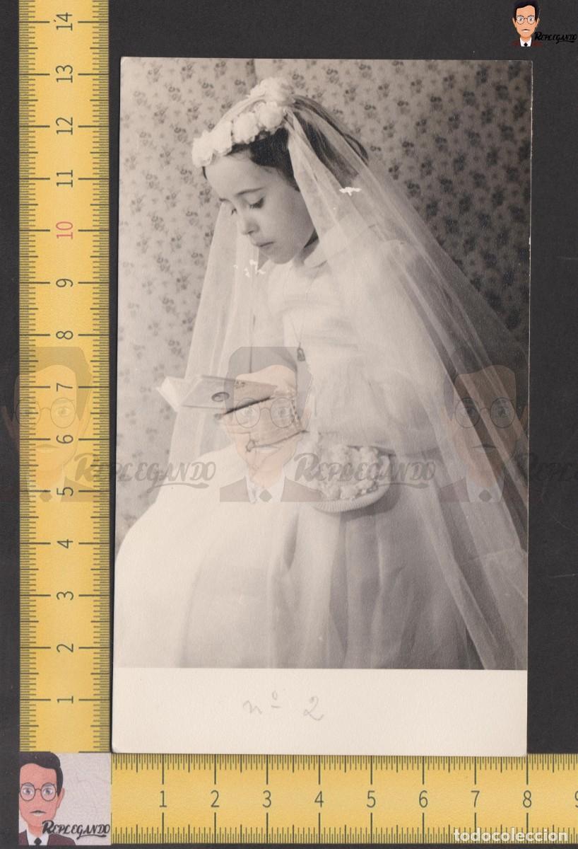 Fotografia antica: NI&Ntilde;A VESTIDO BLANCO CORONA FLORES VELO Y MISAL / FOTO ANTIGUA COMUNION A&Ntilde;OS 60 - ESPA&Ntilde;A