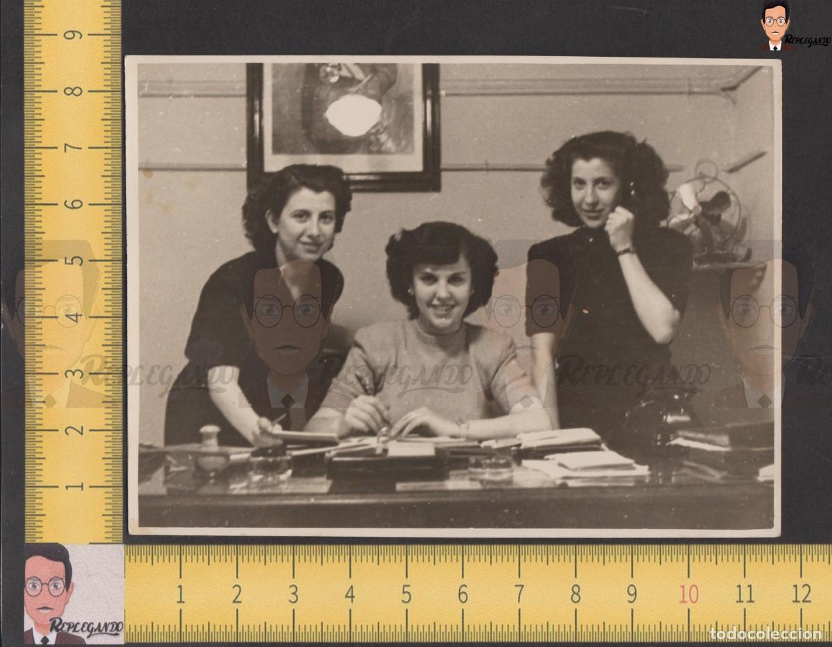 Alte Fotografie: CHICAS J&Oacute;VENES TRABAJANDO EN OFICINA - SECRETARIAS - FOTO ANTIGUA BLANCO NEGRO A&Ntilde;OS 50 - ESPA&Ntilde;A