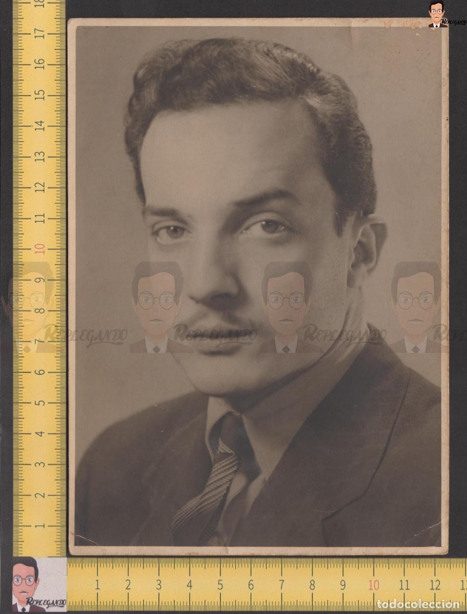 Fotografia antica: HOMBRE JOVEN CON BIGOTE FINO - GAL&Aacute;N - FOTO ANTIGUA ESTUDIO BLANCO Y NEGRO A&Ntilde;OS 40/50 - ESPA&Ntilde;A LGTB