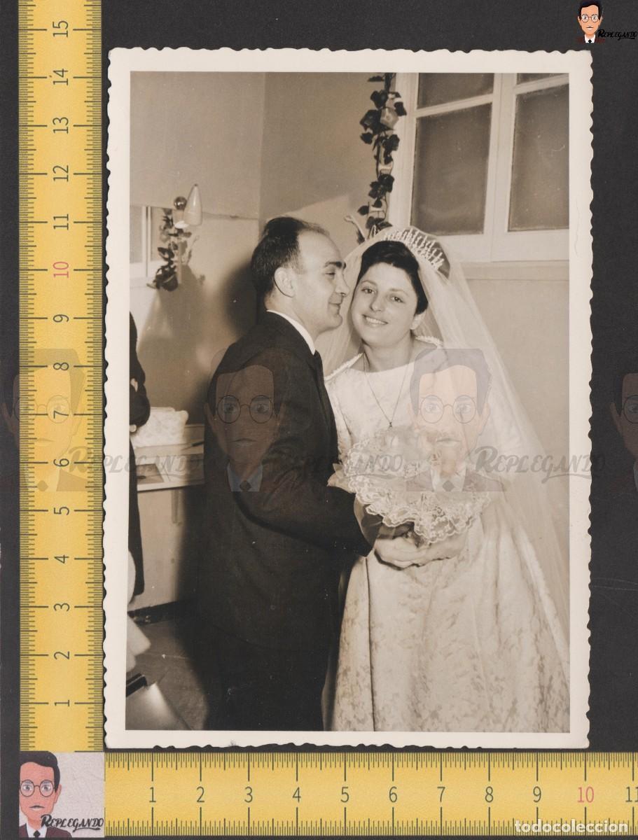 Fotograf&iacute;a antigua: PADRINO BESA A NOVIA SONRISA D&Iacute;A BODA / FOTO ANTIGUA A&Ntilde;OS 60 / BERNAL HOSPITALET LLOBREGAT