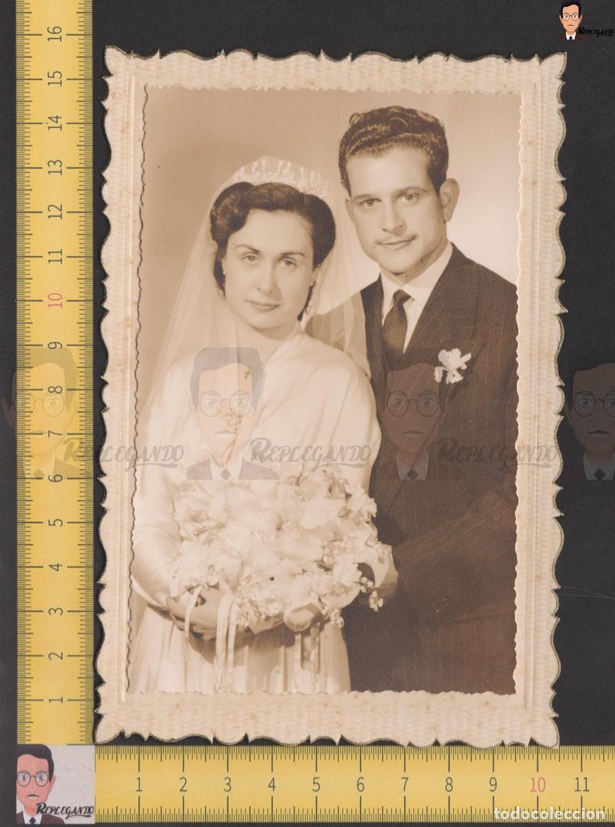 Alte Fotografie: PAREJA DE NOVIOS D&Iacute;A DE BODA / FOTO ANTIGUA ESTUDIO BLANCO Y NEGRO A&Ntilde;OS 50 / RAMO FLORES ESPA&Ntilde;A