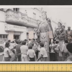 Fotografía antigua: GIGANTES CABEZUDOS - GEGANT CAPGROS CATALUNYA - ESPLUGUES LLOBREGAT - FOTO ANTIGUA AÑOS 80