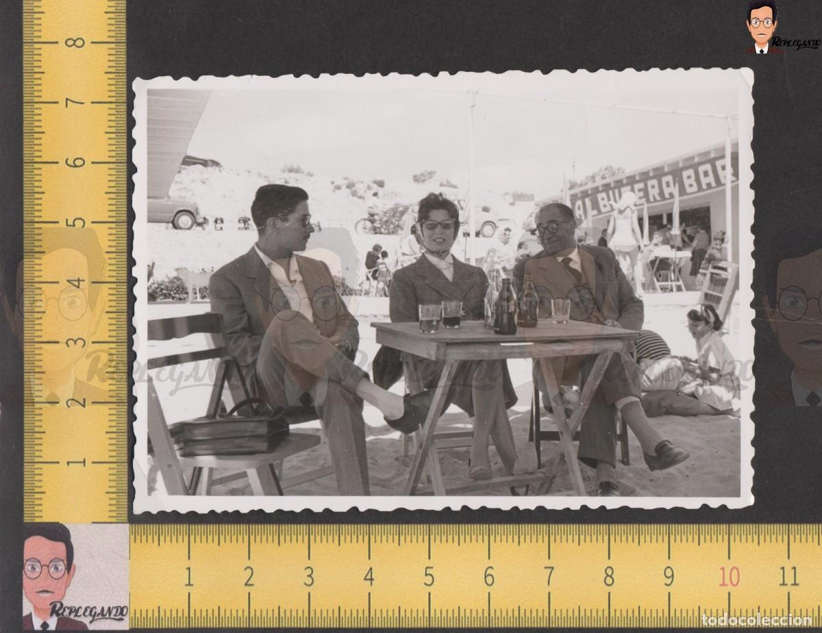 Fotografia antica: HOMBRES Y MUJER TERRAZA PLAYA ALBUFERA BAR ALICANTE / FOTO ANTIGUA BLANCO NEGRO A&Ntilde;O 1960 - ESPA&Ntilde;A