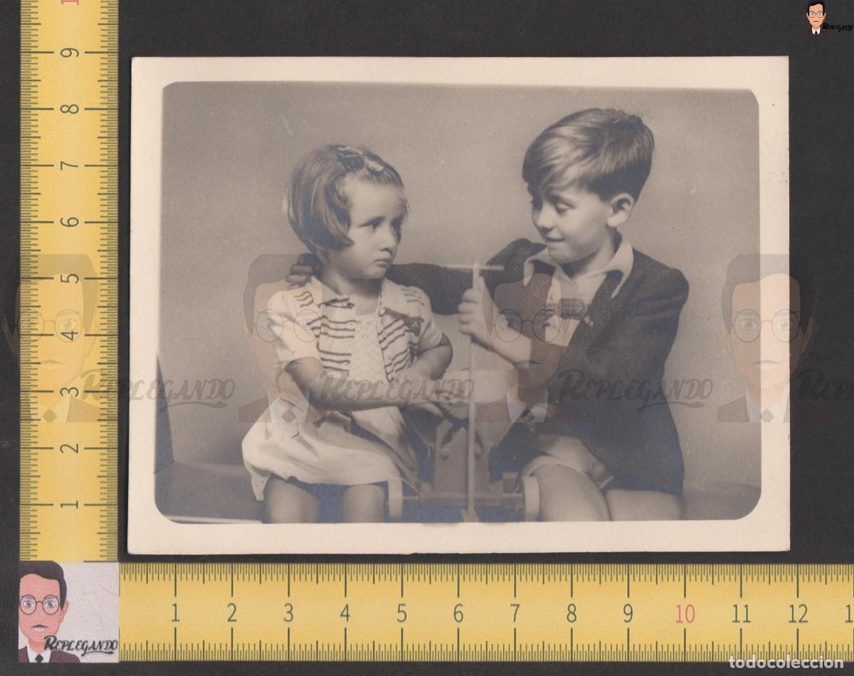 Fotografia antica: RETRATO NI&Ntilde;A Y NI&Ntilde;O CON PATINETE O TRICICLO JUGUETE - FOTO ANTIGUA ESTUDIO A&Ntilde;OS 50/60 - ESPA&Ntilde;A