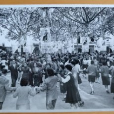 Fotografía antigua: FOTO HOMENAJE A LA VEJEZ BAÑOLAS (GIRONA) 1956 11,5 X 17,5 CM (APROX)