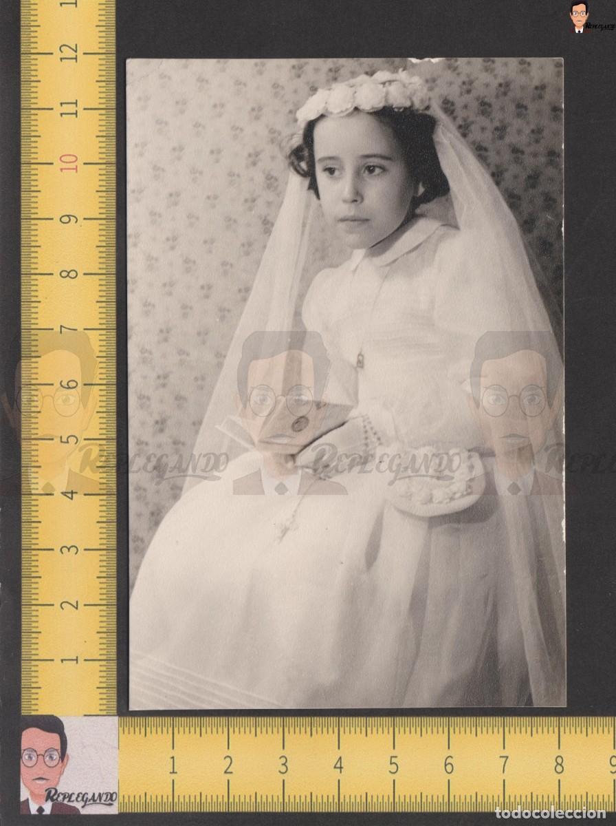 Fotograf&iacute;a antigua: NI&Ntilde;A VESTIDO COMUNION BLANCO MISAL CORONA DE FLORES Y VELO / FOTO ANTIGUA A&Ntilde;OS 60 ESPA&Ntilde;A