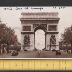 Fotografía antigua: PARIS - ARCO DEL TRIUNFO Y CITROËN TRACTION AVANT COCHE ÉPOCA / FOTO ANTIGUA AÑO 1949 FRANCE