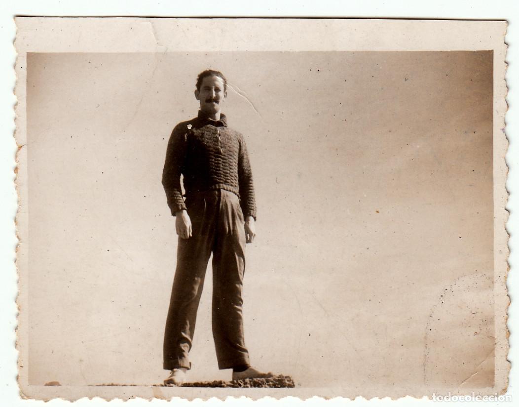 Fotograf&iacute;a antigua: Caballero con bigote posando de pie. A&ntilde;os 40.