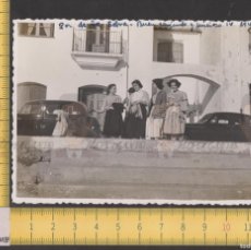 Fotografía antigua: PORT DE LA SELVA - MUJERES Y COCHES CLÁSICOS ÉPOCA - FOTO ANTIGUA AÑO 1949 GIRONA ALTO AMPURDÁN