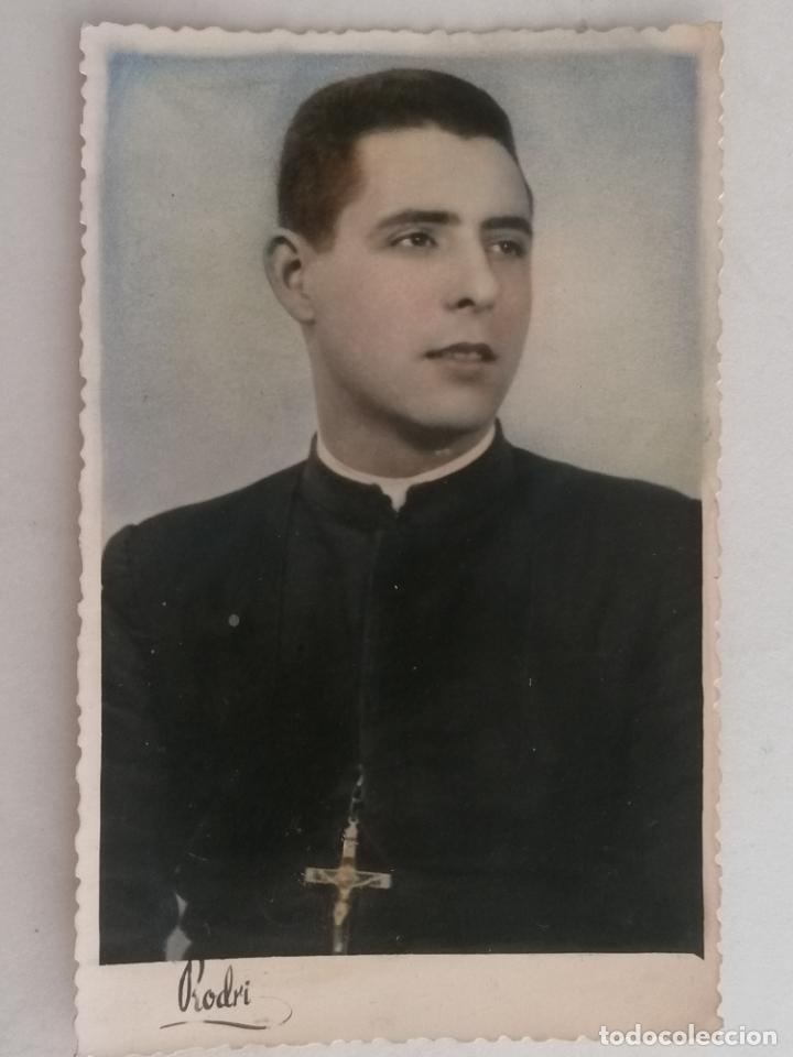 Alte Fotografie: FOTOGRAFIA JOVEN SACERDOTE POSANDO, A&Ntilde;O 1952, COLOREADA, MEDIDAS 8,5 X 13,5 CM