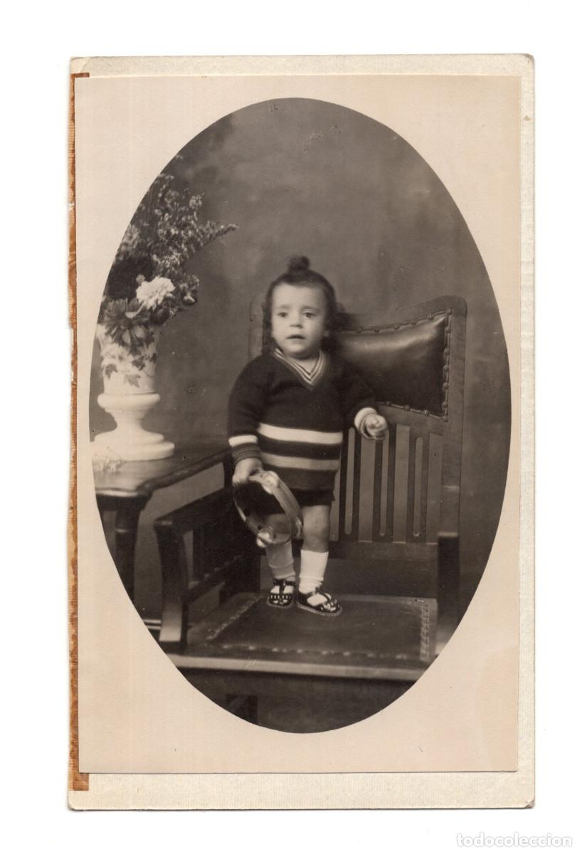 Fotograf&iacute;a antigua: NI&Ntilde;A CON JUGUETES. 14X8,7.