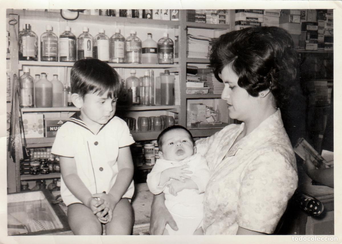 Fotograf&iacute;a antigua: Ni&ntilde;os y madre en tienda con frascos antiguos. Droguer&iacute;a. Estanco. Farmacia. Ultramarinos. A&ntilde;os 60