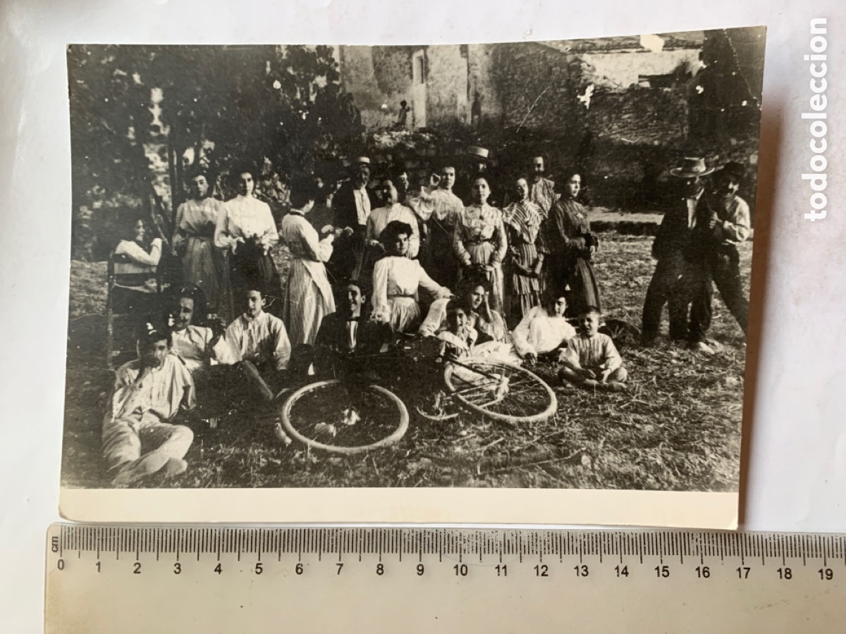 Fotograf&iacute;a antigua: FOTO. GRUPO DE AMIGOS Y FAMILIARES Y UNA BICICLETA EN EL CAMPO. FOT&Oacute;GRAFO?.