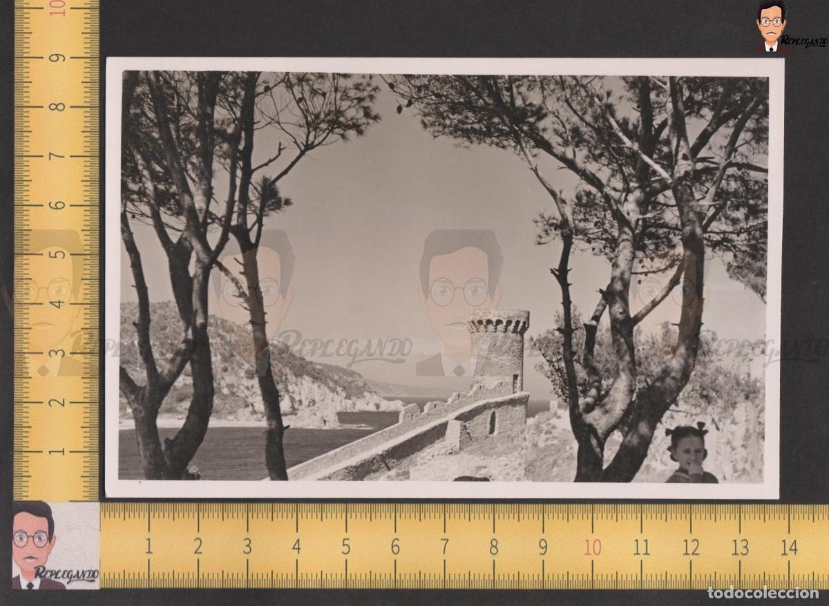 Alte Fotografie: NI&Ntilde;A LAZOS VISTA MURALLA TORRE TOSSA DE MAR - CASTILLO PLAYA GIRONA - FOTO ANTIGUA A&Ntilde;OS 50 CATALUNYA